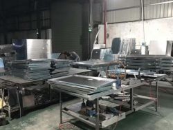 鋁單板生產車間晚上加班趕貨